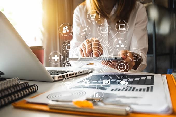 Bookkeeping Services: Virtual vs. In-House Bookkeeper